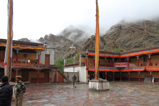 Hemis-Festival Het plein voor het begin van de ceremonies, helaas slecht weer<br><br> 2540-Hemis-festival-Ladakh-4430.jpg
