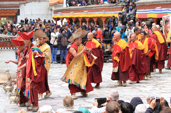 Hemis-Festival Entree van de monniken op het grote kloosterplein<br><br> 2560-Hemis-festival-Ladakh-4444.jpg