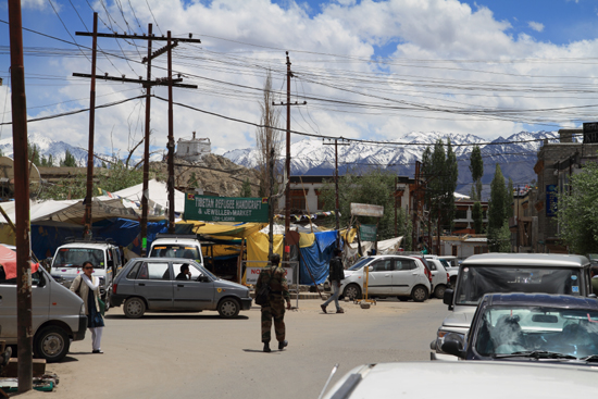 Hemis-Festival Het centrum van Leh met op de achtergrond heel veel besneeuwde bergen<br><br> 2660-Leh-Ladakh-4513.jpg