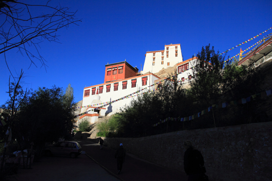 Thikse Thikse of Thiksay klooster<br>Een strakblauwe lucht bij aankomst bij het klooster<br><br> 2690-Thikse-Thiksay-Ladakh-4540.jpg