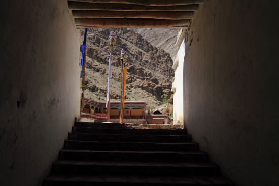 Shey Mooi doorkijkje naar de binnenplaats van het Hemis-klooster<br><br> 2930-Hemis-klooster-Ladakh-4665.jpg