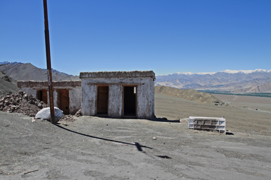 Matho Speciaal effect toiletten bij het Matho klooster:<br>Toiletpapier valt niet naar beneden maar wordt omhoog geblazen<br><br> 3380-Matho-klooster-Ladakh-4871.jpg