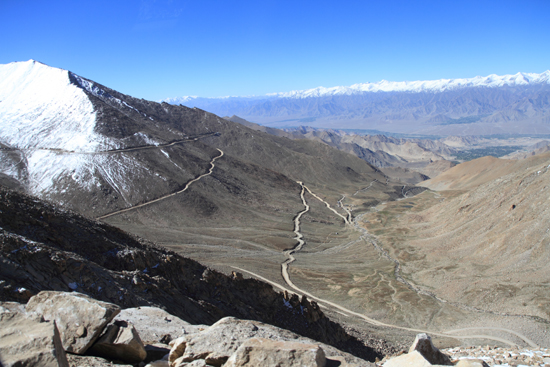 Khardung-La Mooi overzicht van de weg waarop we nu rijden<br><br> 3600-Khardung-La-Pass-Ladakh-5007.jpg
