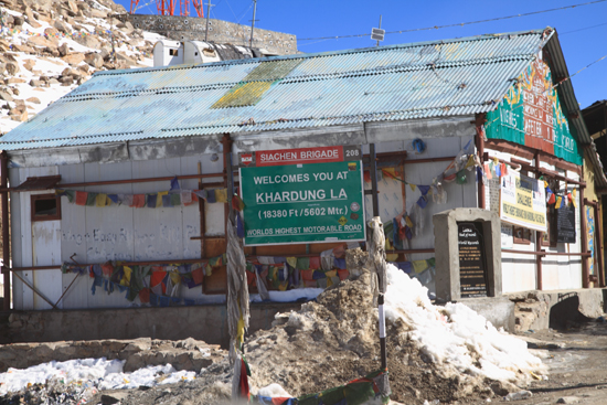 Khardung-La Khardung La Pass<br>De top bereikt ! 5602 meter !<br><br> 3630-Khardung-La-Pass-Ladakh-5018.jpg