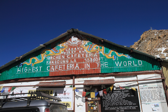 Khardung-La Khardung La pass (5602m)<br>Hier hebben we de �chte HIGH-tea gedronken<br><br> 3660-Khardung-La-Pass-Ladakh-5026.jpg