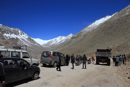 Khardung-La Terug naar Leh<br>We moesten een halfuurtje wachten wegens het gevaar van vallende stenen<br><br> 3820-Khardung-La-Pass-Ladakh-5097.jpg