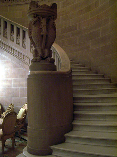 Jodhpur2 Trap in de hal van het Umaid Bhawan Palace bij avond 100_3259ps.jpg