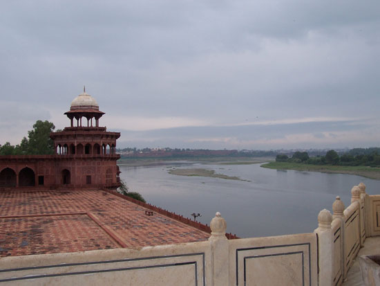 Agra Uitzicht op de Yamuna rivier met op de achtergrond het Agra-fort 100_3912.jpg