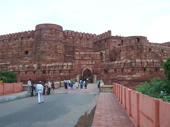 Agra Toegangsbrug tot het Agra-fort 100_3982.jpg