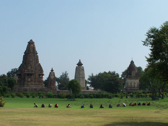 Khajuraho2 Kleurrijke gazonwerksters 100_4116.jpg