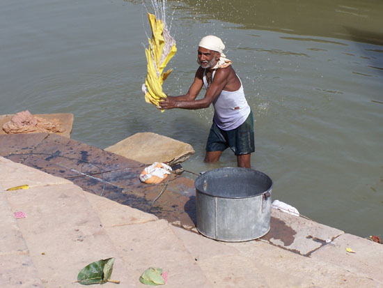 Varanasi1 Hardhandig kleren wassen in de Ganges 100_4318.jpg