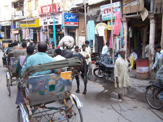 Varanasi1 Varanasi centrumErg druk en veel smog 100_4343.jpg