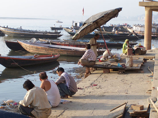 Varanasi1 Ieder in gedachten over de dag die komen gaat 100_4369.jpg