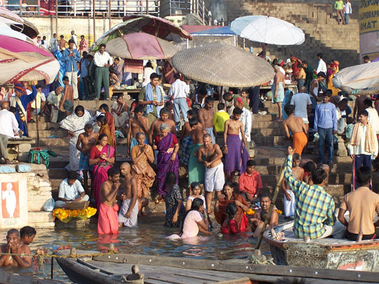 Varanasi2 Drukte op de ghats van Varanasi. De Ganges wordt gebruikt om te mediteren, omzichzelf te wassen,  tanden te poetsen, als openbare wasserij, om de vaat te doen, te zwemmen en ook nog om de as van de doden uit te strooien. 100_4379.jpg