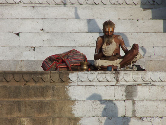 Varanasi2 Een rustig plekje gevonden om te mediteren 100_4400.jpg