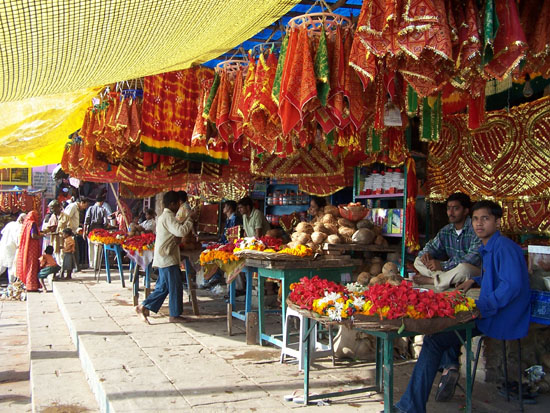 Varanasi2 Kleurige lijkwades en andere attributen voor crematies te koopbij de burning ghats 100_4449.jpg