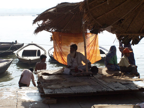 Varanasi2 Masseur wacht op klandizie 100_4455.jpg