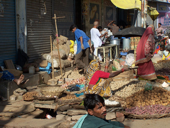 Varanasi2 Varanasi centrumAardappelen en groentenmarkt  100_4456.jpg