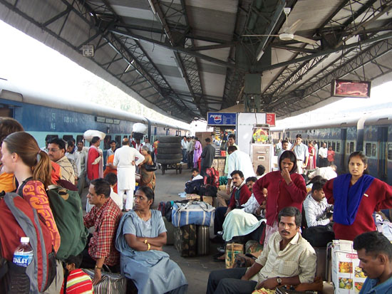 Varanasi2 Drukte op het station van Delhi 100_4474.jpg