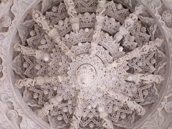 Udaipur Plafond van een van de vele koepels Adinath-Jain-Tempel-Ranakpur_3312.jpg