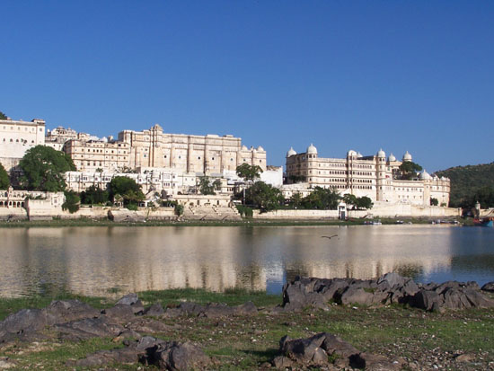 Udaipur Het City-palace gezien vanaf overzijde van het Pichola meer City-Palace-Pichola-meer-Udaipur_3462.jpg