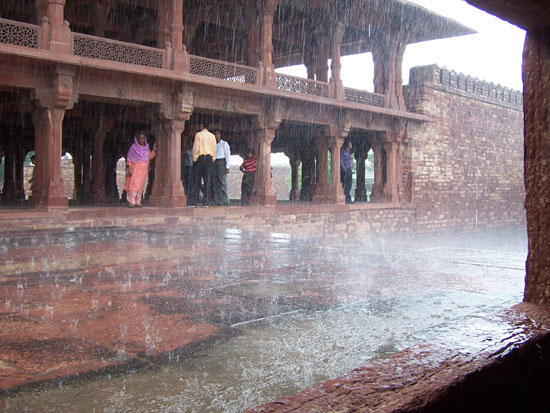 Fatehpursikri Opnieuw even schuilen voor de regen. Fatehpur Sikri is na 16 jaar alweer verlaten wegens watergebrek, tijden kunnen veranderen Fatehpur-Sikri-hoosbui_3845.jpg