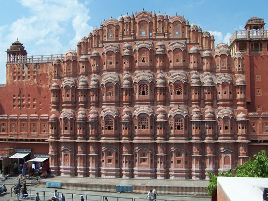 Jaipur De Hawa Mahal ofwel Paleis der Winden (1799) in JaipurDe bekendste gevel van India Hawa-Mahal-Plaleis-der-Winden-Jaipur_3688.jpg