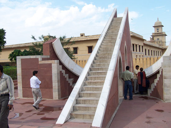 Jaipur De geheel uit marmer vervaardigde Jantar Mantarsterrenwacht (1728-1734) Jantar-Mantar-sterrenwacht-Jaipur_3724.jpg