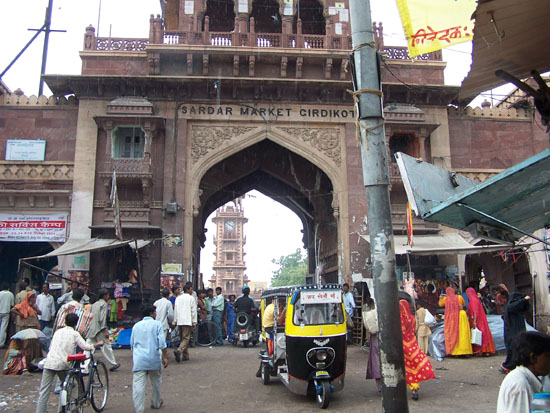 Jodhpur1 Toegangspoort tot oude centrum van JodhpurOp de achtergrond de Clock tower Jodhpur-Clock-Tower-Centrum_3042.jpg