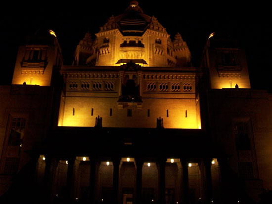 Jodhpur2 Verlichte achtergevel gezien vanuit de paleistuinSchitterende ambiance tijdens diner Jodhpur-Umaid-Bhawan-Palace-gevel_3266.jpg