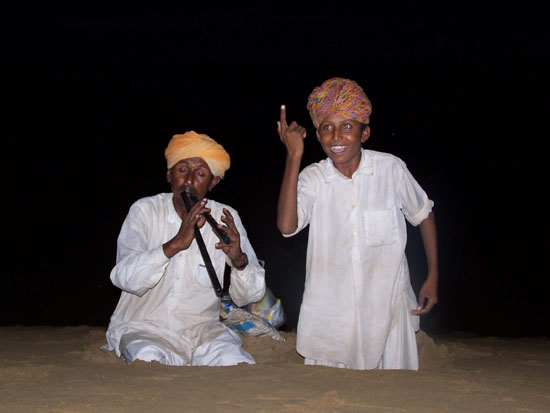 Jaisalmer Sfeervol muzikaal intermezzo tijdens kamelensafariin de Thar woestijn.Prachtige muziek en zang van vader en zoon Kamelensafari-Thar-Woestijn_3023ps.jpg