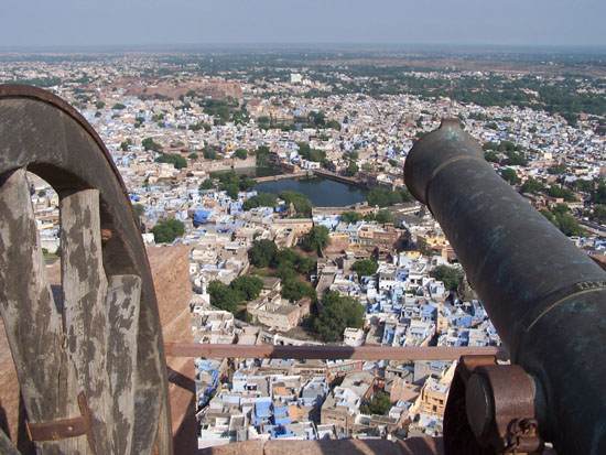 Jodhpur2 Een groot aantal kanonnen staat op de vestingswal opgesteld Kanonnen-Mehrangarh-Fort-Jodhpur_3202.jpg