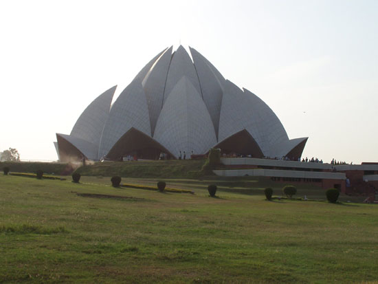 Delhi Lotus Tempel of Baha'i House of Worship27 witte marmeren lotusbladeren in mooi park Lotus-Temple-Bahai-House-Delhi_2490.jpg