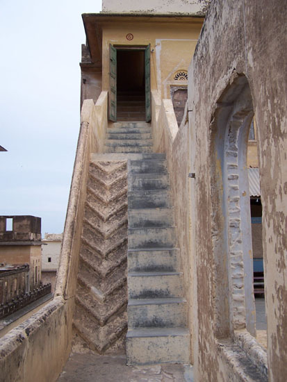 Mahansar Laatste trappen naar onze kamer in de vestingtoren Narayan-Niwas-Castle-Mahansar-Shekawati_2716.jpg