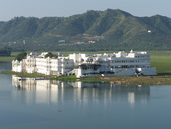 Udaipur Udaipur CentrumUitzicht vanaf ons dakterras op het Lake Palace in het Pichola meer (1746) Pichola-meer-Lake-Palace-Udaipur_3363.jpg