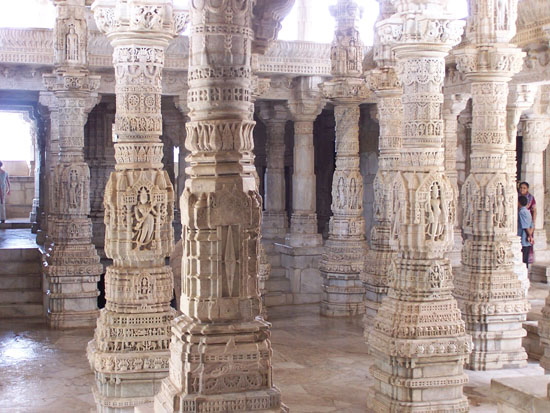 Udaipur Van de 1444 pilaren zijn er geen 2 identiek Ranakpur-1444-pilaren-Adinath-Tempel_3295.jpg