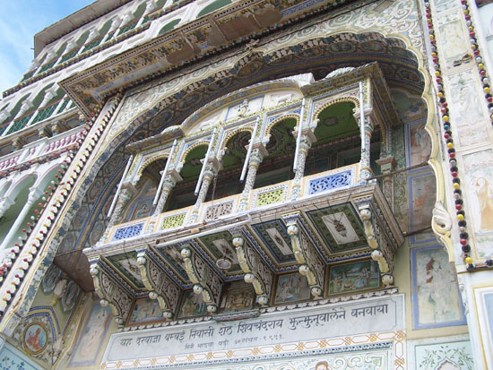 Naarmahansar Close-up van fraai gedecoreerde erker boven hoofdingang Rani-Sati-Jain-Tempel-Jhunjhunu_2614.jpg