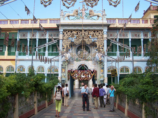 Naarmahansar Kleurrijke versiering op de binnenplaats van de tempel Rani-Sati-Jain-Tempel-Jhunjhunu_2618.jpg