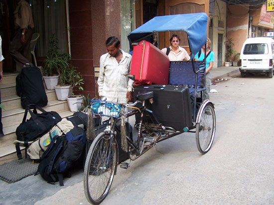 Delhi Bagage wordt met de riksja naar de bus gebracht Riksja-vrachtvervoer_2566.jpg