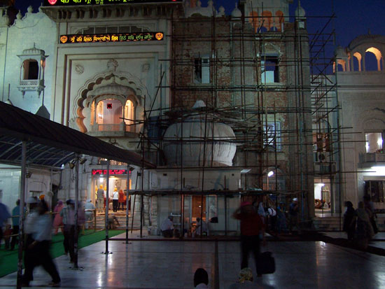 Delhi Bezoek aan Gurdwara Bangla Sahib Sikh tempel tijdens gebedsdienst Sikh-Tempel-Gurdwara-Bangla-Sahib_2540.jpg