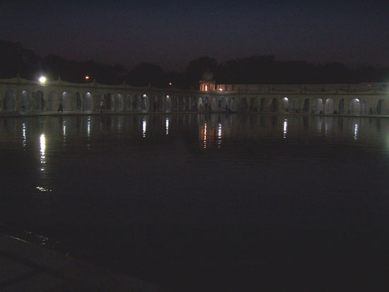 Delhi Prachtige in marmer aangelegde waterpartij bij de Sikh-tempel Sikh-Tempel-Gurdwara-Bangla-Sahib_2545.jpg