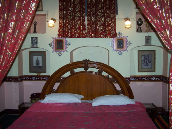 Bikaner Prachtige slaapkamer ,met zilver afgezette gordijnen en sprei. Slaapkamer-India_2844.jpg
