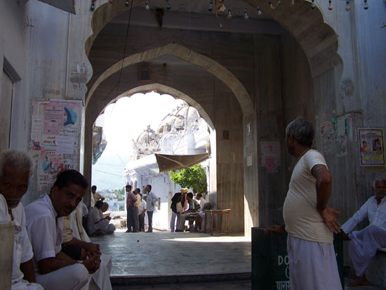 Pushkar Toegang tot een van de zeer vele tempels aan het meer Tempelingang-Pushkar-meer_3544.jpg