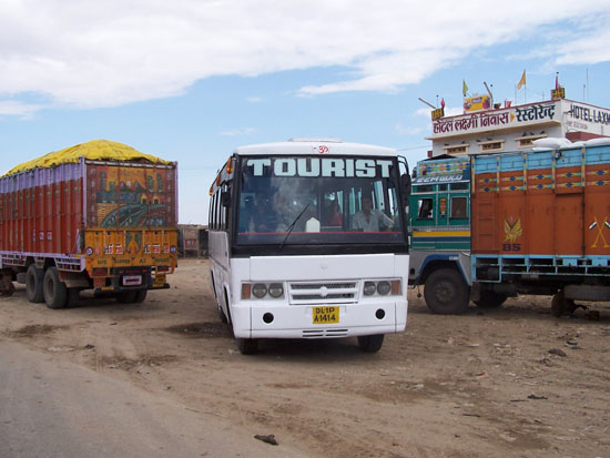 Jaisalmer Op naar Jaisalmer: De bus kwam me maar ophalen want ik bleef te lang rondlopen op de truckerplaats Thar-Woestijn-Jaisalmer_2893.jpg