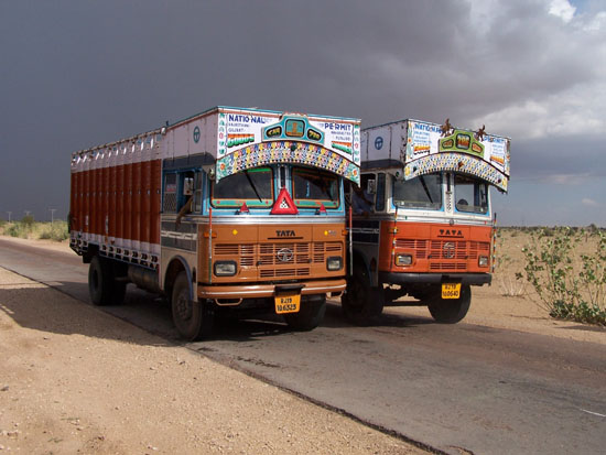 Jaisalmer Toen truckers bemerkten dat ik een foto van de weg wilde nemenstopten ze vlak voor me.Of ik wilde of niet,ik moest een foto van hun trucks nemen. Truckers-Tata-India_2911.jpg