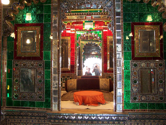 Udaipur Zelfportret in schitterende spiegelzaal Zelfportret-Spiegelzaal-City-Palace-Udaipur_3401.jpg