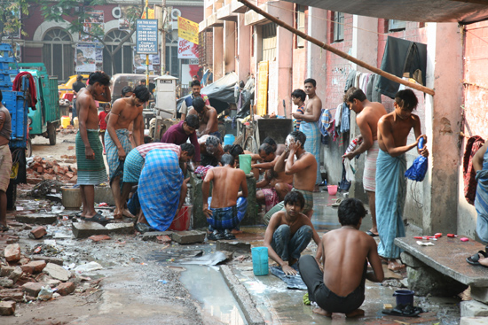 Kolkata1 Bathing at the begin of a new working day Begin van een nieuwe werkdag voor de wegarbeiders 1420_2881.jpg