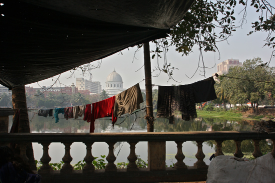 Kolkata1 The impressive main post office of Calcutta in the background Het imposante hoofdpostkantoor van Kolkata op de achtergrond 1490_2934.jpg