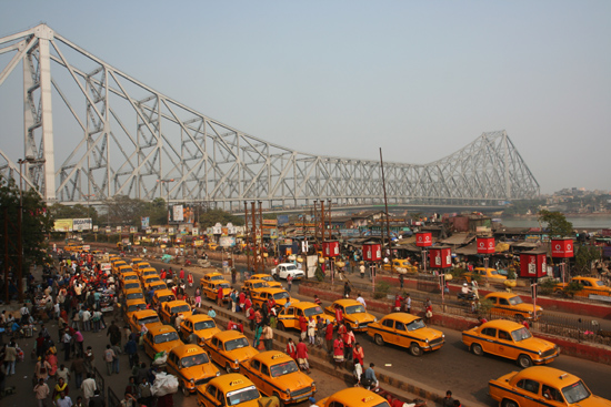 Kolkata1 Howrah Bridge across Hooghly River, seen froma platform at Howrah Train Station in Calcutta Howrah brug over de Hooghly rivier, gezien vanaf een platform vanhet Howrah station in Kolkata met enorme taxistandplaats 1520_2962.jpg