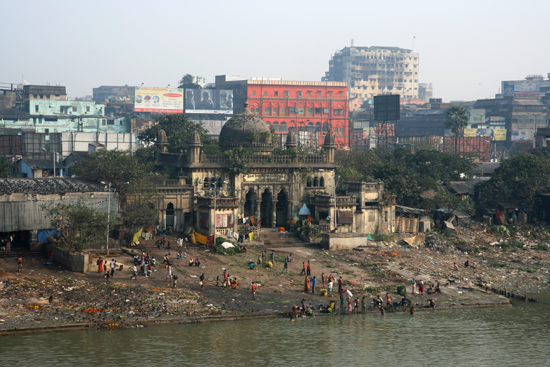 Kolkata1 Ghat near Rah Chandra Goenka temple at the borderof Hooghly River Ghat bij de Rah Chandra Goenka tempel aan de oever van de Hooghly rivier 1530_2966.jpg